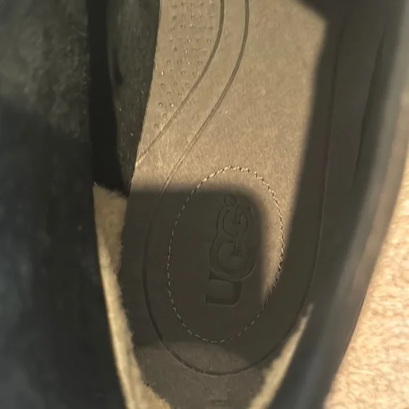 UGG Classic Black Leather Men's Shoes - Picture 3 of 10